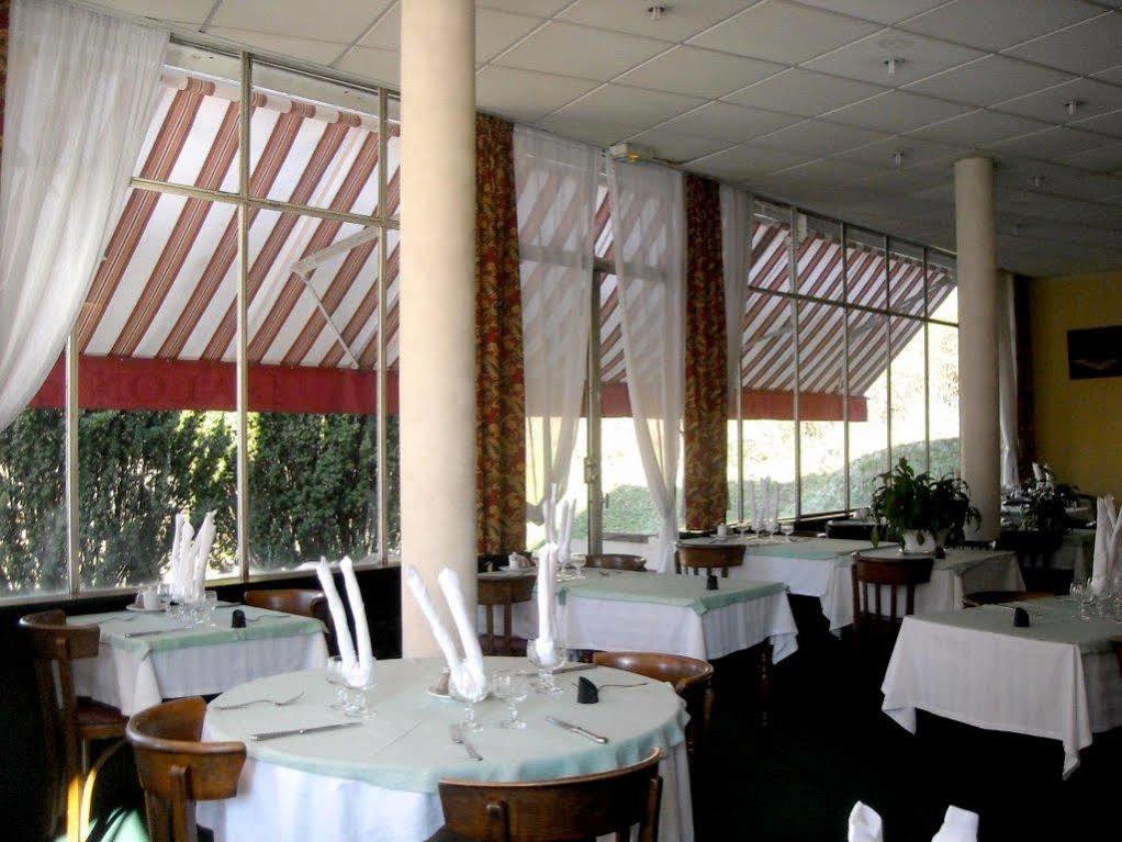 Logis Terrasse Hotel Lisieux Exterior foto